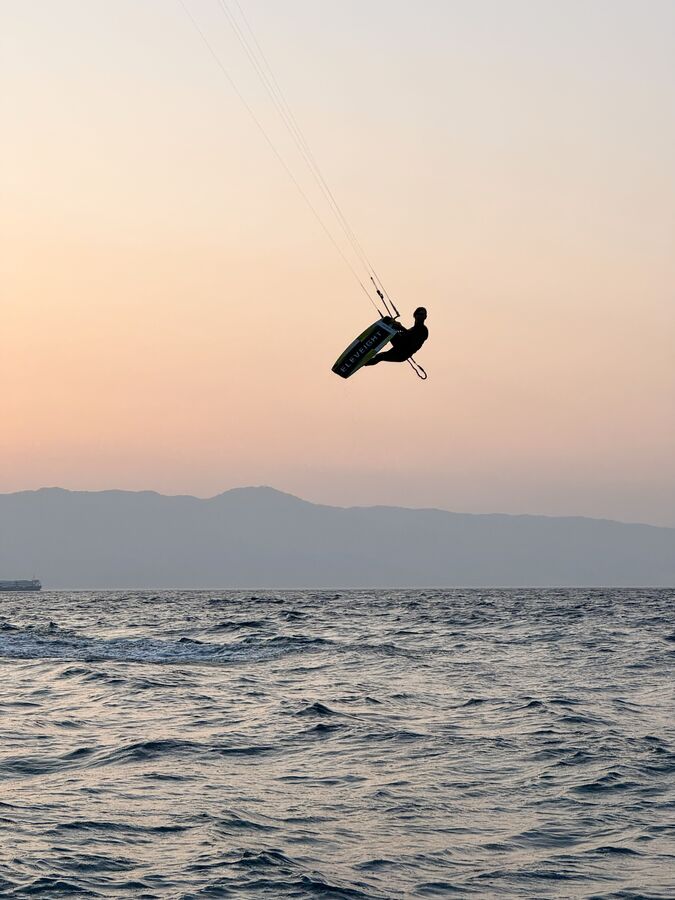 Cos'è il kitesurf: il volo sull'acqua spiegato bene (e perché ti cambia la vita)