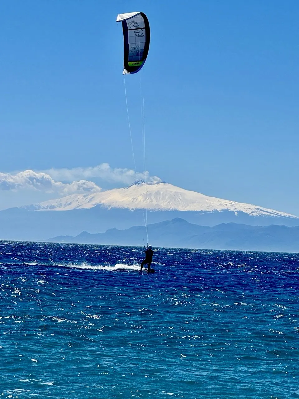 Cos'è il kitesurf: come funziona e come si impara — Blue Tribe Kitesurf & Wingfoil Punta Pellaro (1)